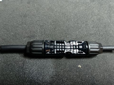 Konektor MC4 se stopami tepelného poškození od přechodového odporu