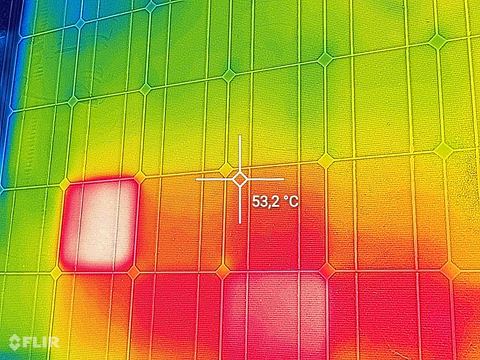 Termosnímek: vadný článek solárního panelu (hot spot)