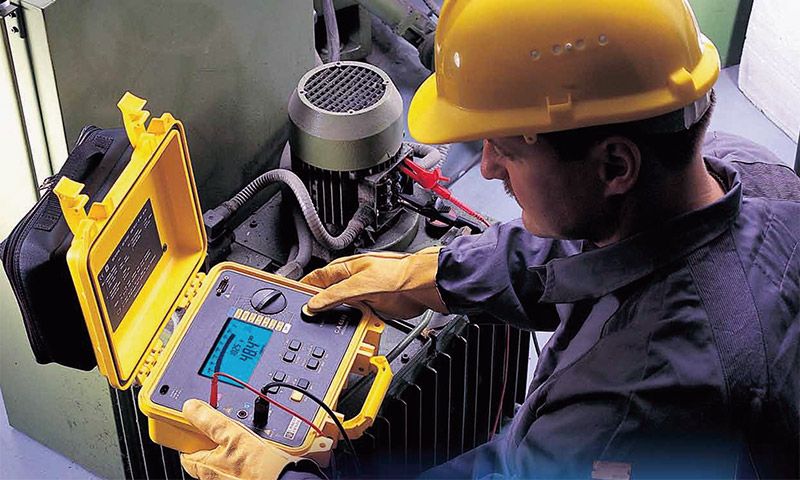 Revizní technik měří izolační odpor elektroinstalace